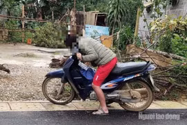 Nam thanh niên gục chết trên xe máy bên vệ đường