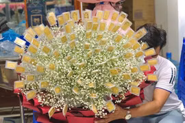Chủ nhân món quà khủng dịp 8/3: Bó hoa gắn 100 cây vàng