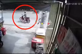Video: Tự ngã xuống đường, người đàn ông bị xe ben cán thương tâm