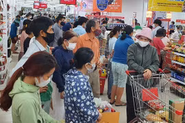 Nghe tin không ra khỏi nhà 7 ngày, dân Đà Nẵng kéo nhau đi mua thực phẩm