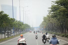Tòa nhà cao nhất Việt Nam mờ ảo trong bụi mù vì ô nhiễm không khí