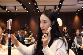Bồ nhí của 'người kế thừa Jack Ma' kiếm hơn 1000 tỷ nhờ livestream quần áo