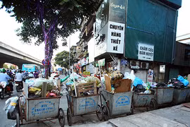 Gallery - Người dân chặn xe vào bãi rác Nam Sơn - image 6