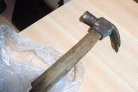 Bị sếp dùng búa đập vào đầu, nữ phó giám đốc và trợ lý trọng thương