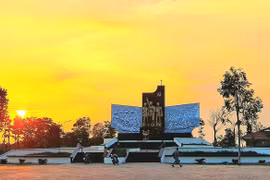 Cảnh bình minh, hoàng hôn đẹp như tranh vẽ trên bến Ninh Kiều