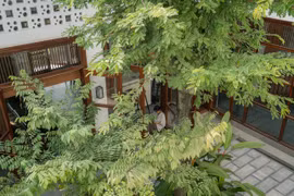 Căn nhà truyền thống lợp ngói đỏ, nơi tìm về để được bình yên