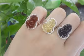 Đeo nhẫn phong thủy thế nào để giữ được tiền và gặp may mắn