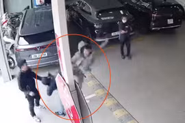 Hà Nội: Triệu tập người đàn ông “tung cước” vào đầu tài xế