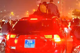 Hà Nội: Xử lý ô tô biển xanh chở người trên nóc xe
