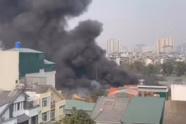 Cháy kho xưởng, cột khói bốc cao hàng chục mét ở Hà Nội