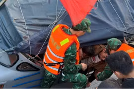 Kịp thời cứu hộ một ngư dân Thanh Hóa gặp nạn trên biển