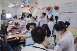 TP HCM: Bác sĩ túc trực ngày đêm điều trị cho trẻ mắc tay chân miệng 