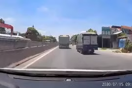 Video: Tạt đầu xe ben, xe tải bị đâm xoay ngang đường 