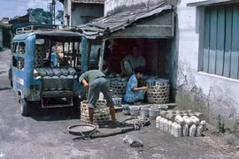 Nhìn lại đê Bát Tràng, làng Lệ Mật qua loạt ảnh về Hà Nội năm 1991