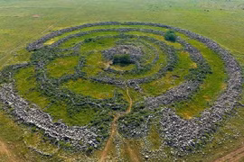 Bãi đá cổ Stonehenge bất ngờ "hiện hồn" ở Trung Đông, chuyên gia nói gì? 