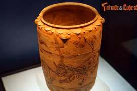 Cận cảnh thạp gốm “hổ gặm đuôi ngựa” cực độc thời Trần