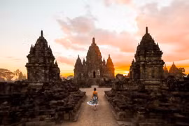 Vẻ đẹp gây choáng ngợp của khu đền tháp cổ nổi tiếng nhất Indonesia 