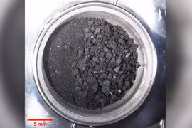 Tàu vũ trụ Nhật đem về mẫu vật lúc nhúc sinh vật khó hiểu