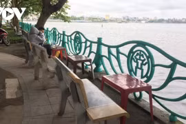 Nhiều hộ kinh doanh ở Hồ Tây chiếm ghế công cộng làm nơi bán hàng