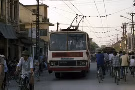 Tàu điện bánh hơi ở Hà Nội năm 1990 qua loạt ảnh cực hiếm