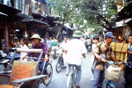 Loạt ảnh “sống động đậy” về khu phố cổ Hà Nội năm 1995 