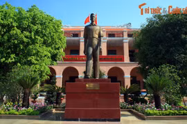 Thăm Bảo tàng Hồ Chí Minh ngày sinh nhật Bác Hồ