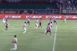 Nghi vấn trọng tài đổi kết quả trận đấu ở V.League: Ai trả lời?