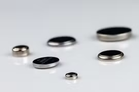 Nuốt phải pin cúc áo, bé 7 tuổi thủng ruột phải phẫu thuật khẩn cấp