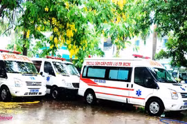 Nghe điện thoại đang sạc pin, một người đàn ông bị điện giật