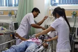 Nhiều người phải nhập viện cấp cứu sau bữa tiệc cưới