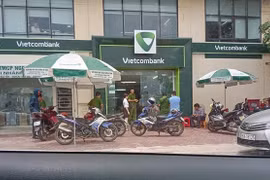 Nổ 2 phát súng vào bảo vệ rồi cướp ngân hàng Vietcombank