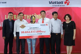 Gia đình 16 người trúng độc đắc Vietlott 100 tỷ đồng ở miền Tây 