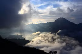 Hai sân bay Indonesia “tê liệt” vì núi lửa phun trào