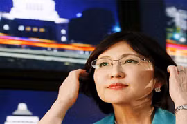 Vẻ đẹp nữ Bộ trưởng Quốc phòng khiến TQ “nóng mắt“