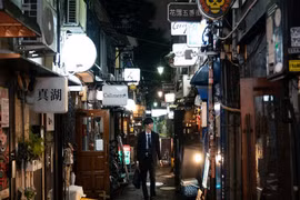 Ngạc nhiên cuộc sống về đêm trong những con hẻm chật hẹp của Tokyo