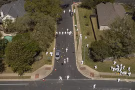 Mỹ treo thưởng "khủng" để tìm kẻ đánh bom hàng loạt ở Texas