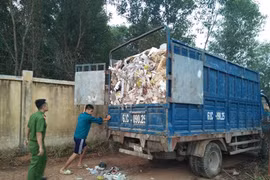 Bắt quả tang 7 xe chở rác từ Bình Dương qua Đồng Nai đổ trộm