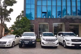 "Chạm mặt" dàn xe sang tiền tỷ, biển khủng ở Quảng Bình