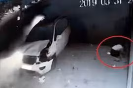 Video: Xe 7 chỗ tông cả loạt xe máy, cô gái tử vong tại chỗ