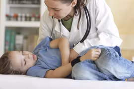 Bé 6 tuổi bị nhiễm trùng đường tiểu do vệ sinh không đúng cách