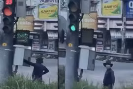Người trùm kín mặt đột ngột bấm đèn đỏ, xe không dừng kịp