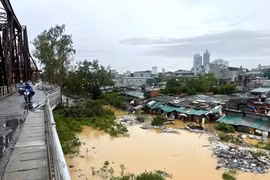 Sông Hồng rút chậm, chuyên gia nói rõ về 'nguy cơ' ngập lụt HN