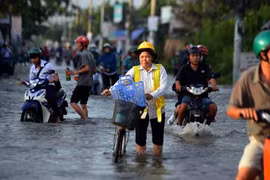 Ảnh: Dân Sài Gòn dầm mình lội nước bước vào ngày mới