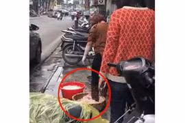 Phát hoảng clip rửa lòng lợn bằng chân tại Hà Nội