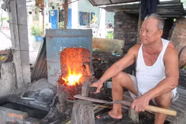 Gian nan "giữ lửa" nghề rèn truyền thống ở Bình Dương