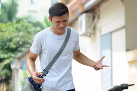 Ảnh: Thí sinh thi sân khấu điện ảnh diễn ngay tại cổng trường