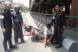 Cảnh sát đạp ngã người vi phạm “phiên bản Thái Lan” 