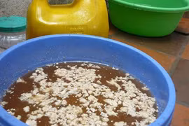 Người Hà Nội đang phải ăn nước phở bẩn chế sẵn này