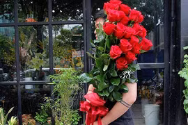 Hoa hồng giá nửa triệu cao hơn người cháy hàng dịp Valentine