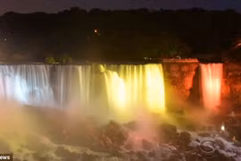 Thích thú ngắm thác nước Niagara hùng vĩ đổi màu kỳ diệu